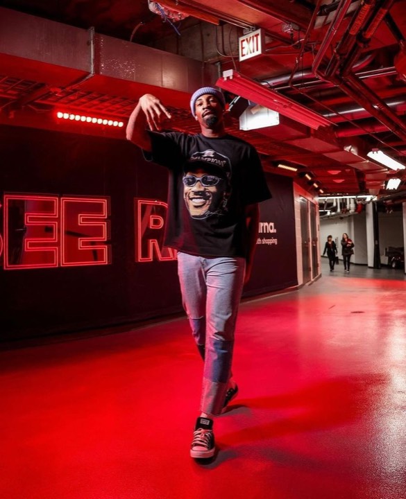 Talent photographed wearing a graphic tee from the programs, photo 21 of 23